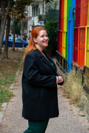 ΗΜΙΠΑΛΤΟ ΜΑΥΡΟ ΜΕ ΛΕΠΤΟΜΕΡΕΙΕΣ ΑΠΟ ΔΕΡΜΑΤΙΝΗ ΣΤΟ ΠΕΤΟ ΚΑΙ ΤΙΣ ΤΣΕΠΕΣ