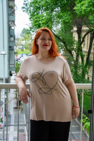 ΜΠΛΟΥΖΑ ΚΟΝΤΟΜΑΝΙΚΗ ΜΕ ΤΥΠΩΜΑ ΚΑΙ ΡΕΒΕΡ ΣΤΟ ΜΑΝΙΚΙ